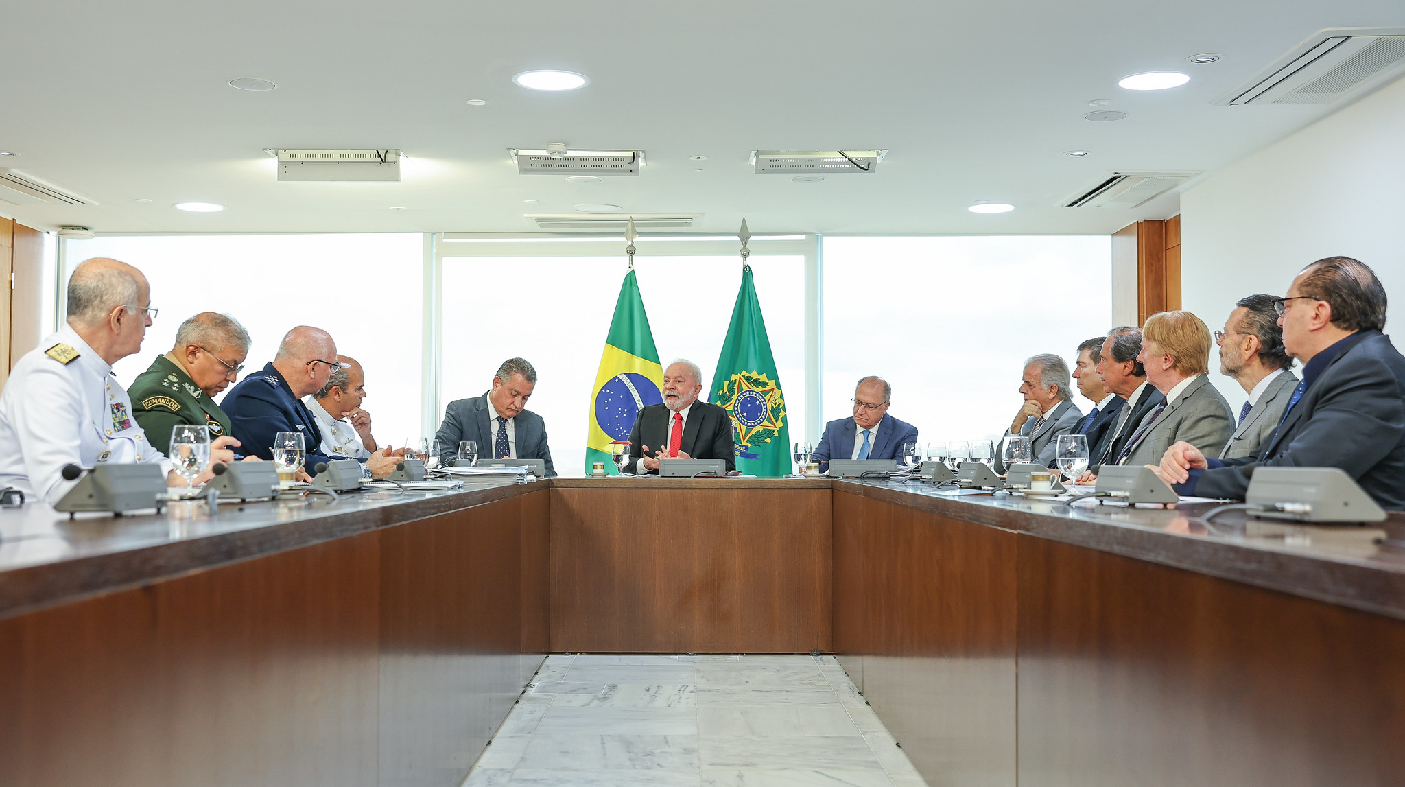 Lula se reúne com líderes das Forças Armadas; mídia mundial destaca atos golpistas