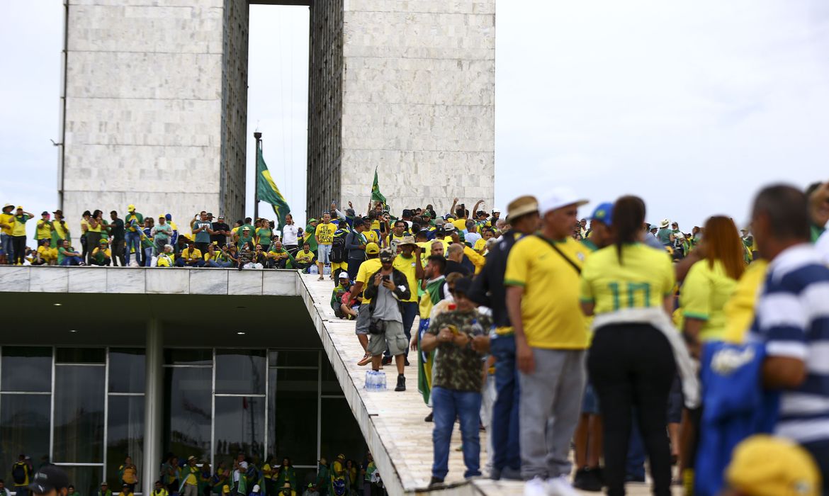 Brasil: Aviso à navegação democrática