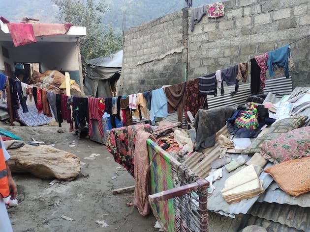 Vítimas das inundações no Paquistão desesperadas por ajuda internacional