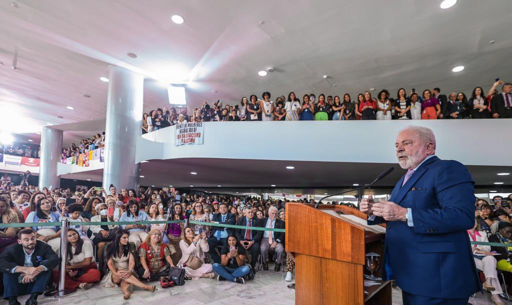 Lula combate retrocessos e anuncia medidas para mulheres