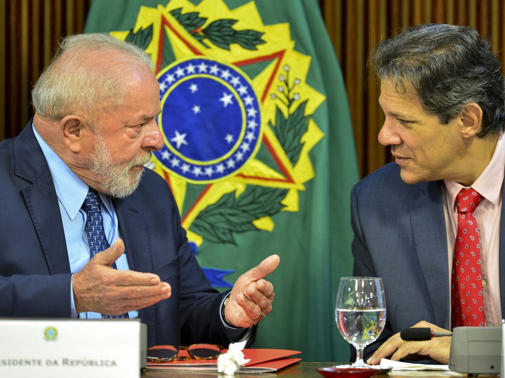 Rumo da economia: Haddad entrega proposta fiscal a Lula.