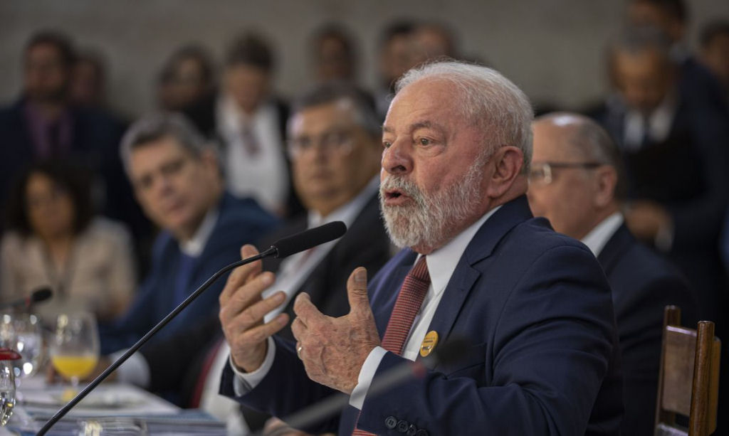 Família e plataformas digitais também são responsáveis pela paz nas escolas, diz Lula