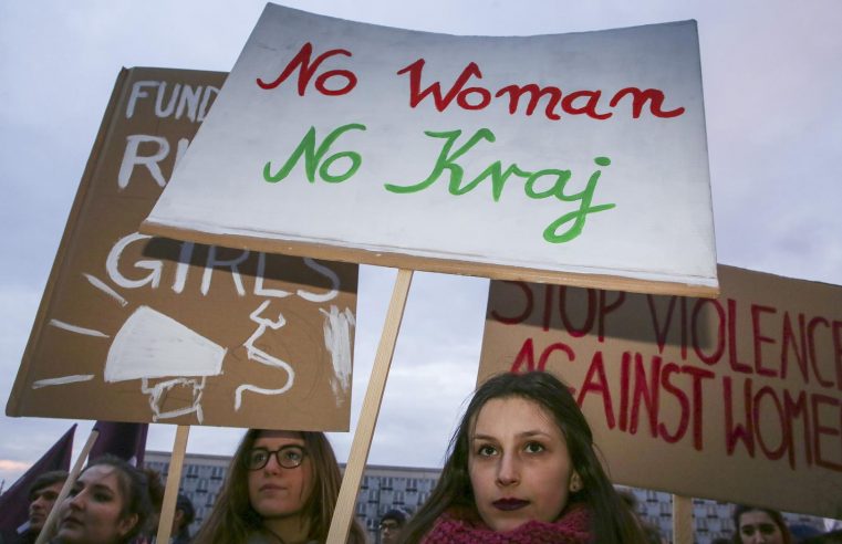 Condenação por ajudar a abortar na Polônia aumenta rejeição à lei rígida