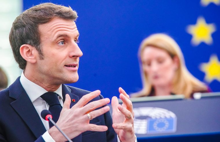 Emmanuel Macron : isolado e contestado
