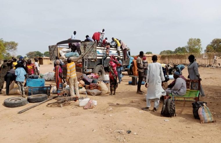 Dezenas de milhares de civis fogem do Sudão para países vizinhos