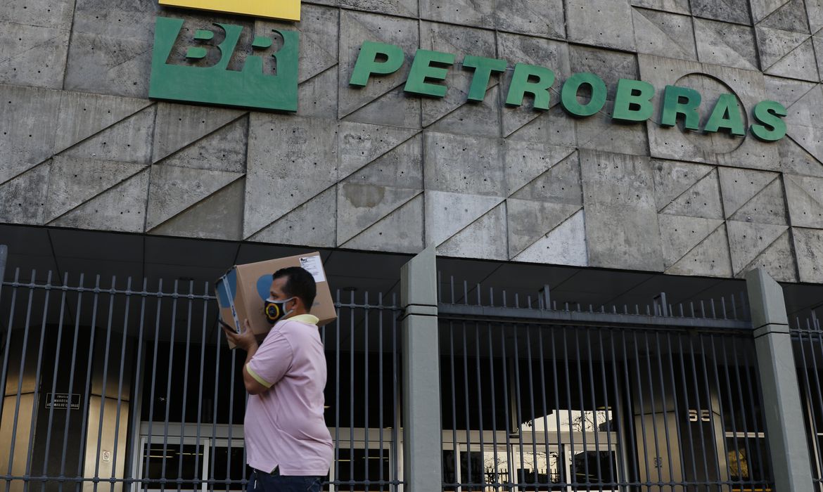 Petrobras anuncia nova política de preços e redução no valor dos combustíveis