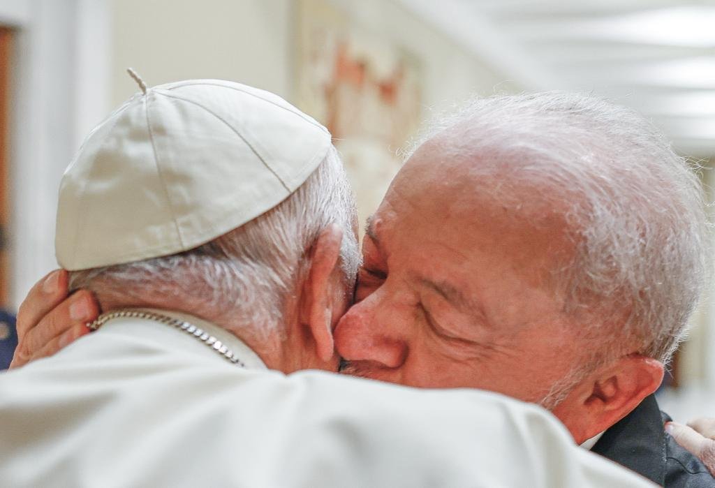 Papa recebe Lula com abraço emocionado. Falaram sobre a paz