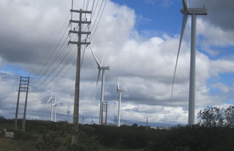 Parques eólicos e solares afundam o mito da energia sustentável no Brasil
