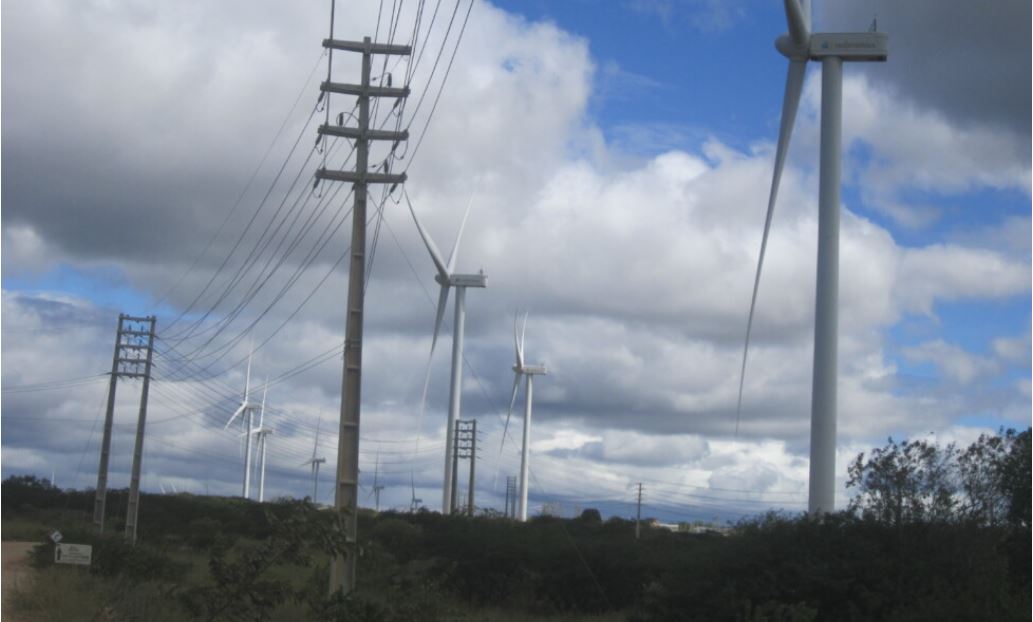 Parques eólicos e solares afundam o mito da energia sustentável no Brasil