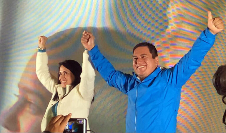 Equador: Vitoriosa na disputa, Luisa convoca eleitores para derrotar o multimilionário Noboa, o “Lasso 2.0”.