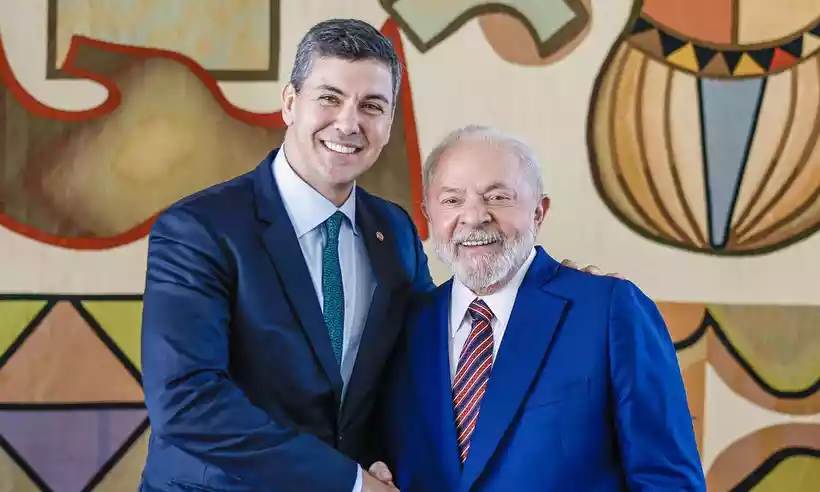 Lula vai à posse de presidente do Paraguai; sindicatos protestam contra privatização