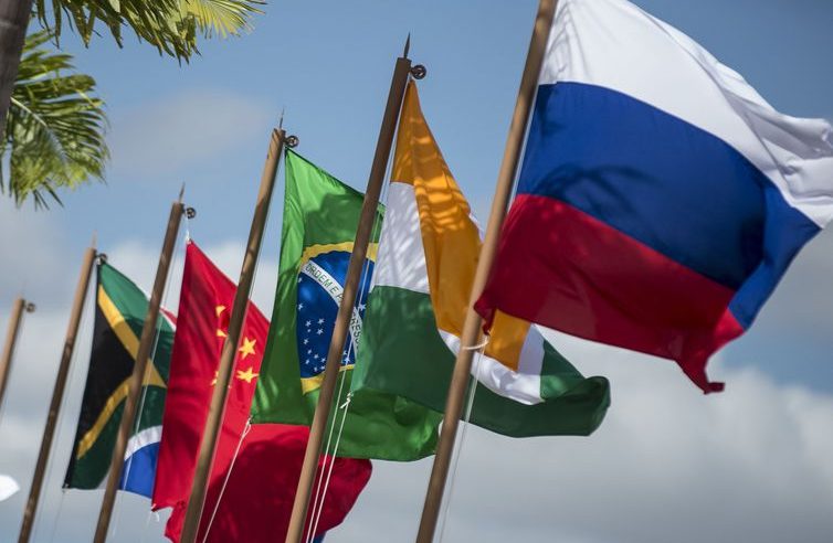 Conselhos contra a moeda dos BRICS