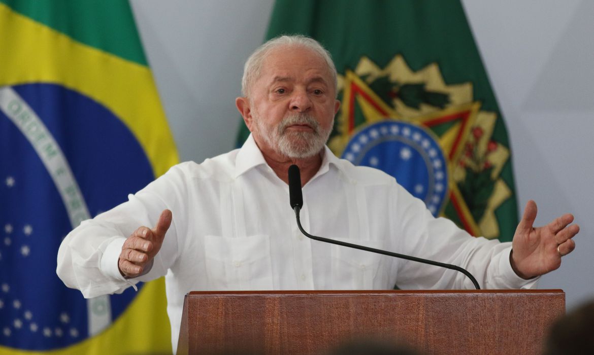 Lula sanciona nova política do salário mínimo; Norte-NE debate memória e verdade