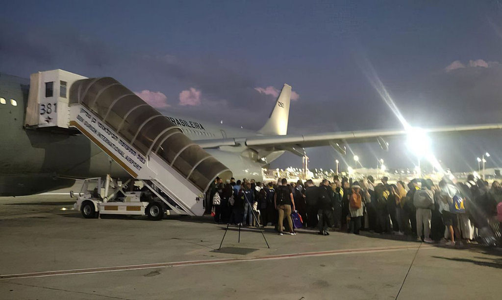 Primeiro voo da FAB com 211 resgatados parte de Tel Aviv com destino ao Brasil