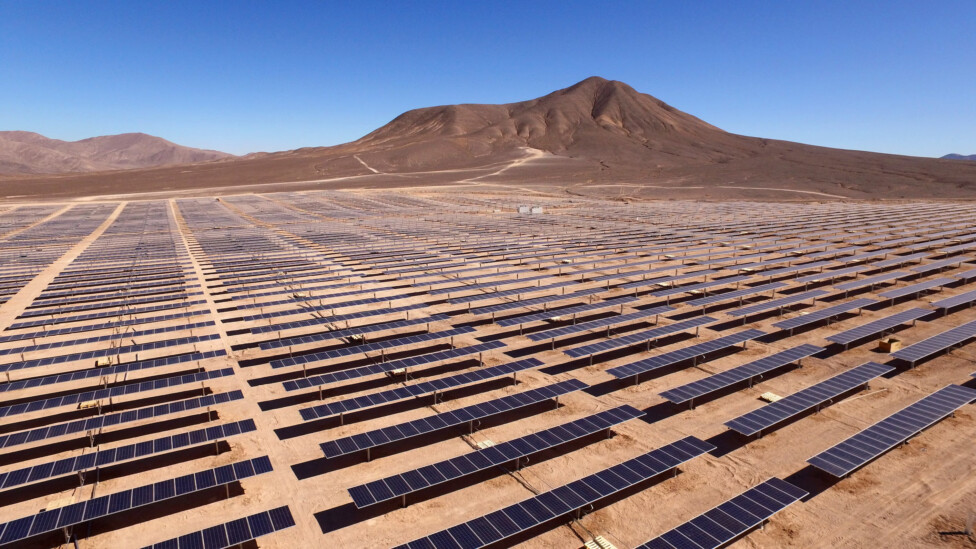 Painéis solares instalados no deserto de Atacama, no Chile. (Antonio García/Unsplash)