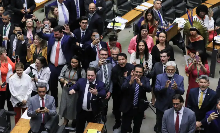 Congresso Nacional “passa a boiada” e derruba veto de Lula ao marco temporal