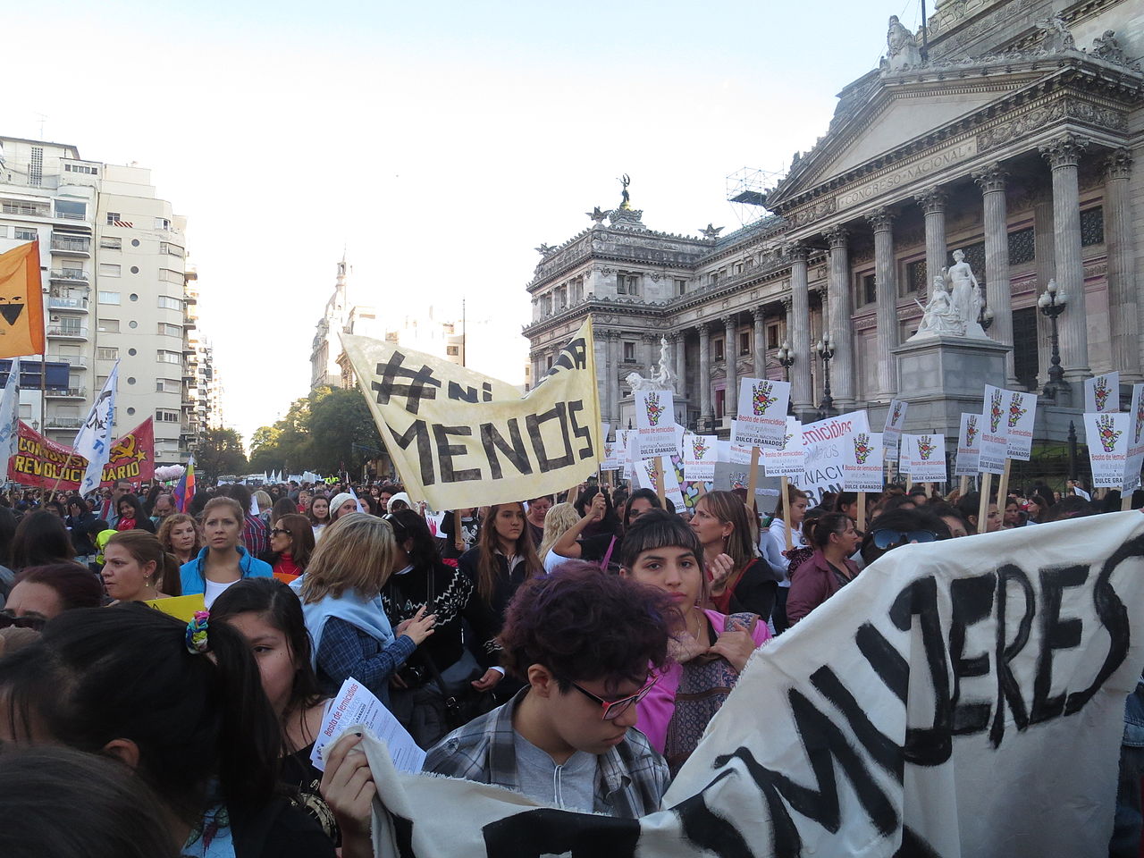 O extremismo de Milei ameaça as conquistas das mulheres na Argentina