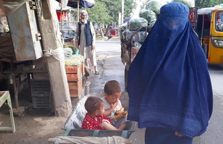 Silenciadas e reprimidas: as mulheres afegãs continuam o seu exílio interno
