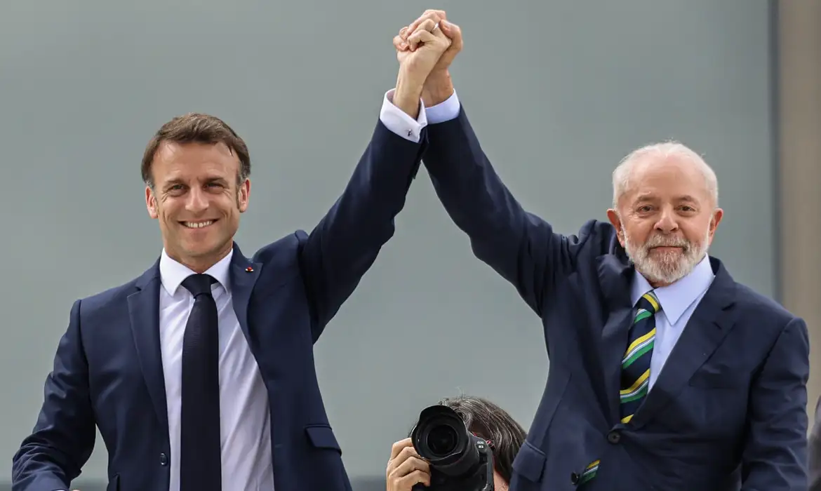 Macron: “Força democrática do Brasil venceu e retomou todos os equilíbrios”