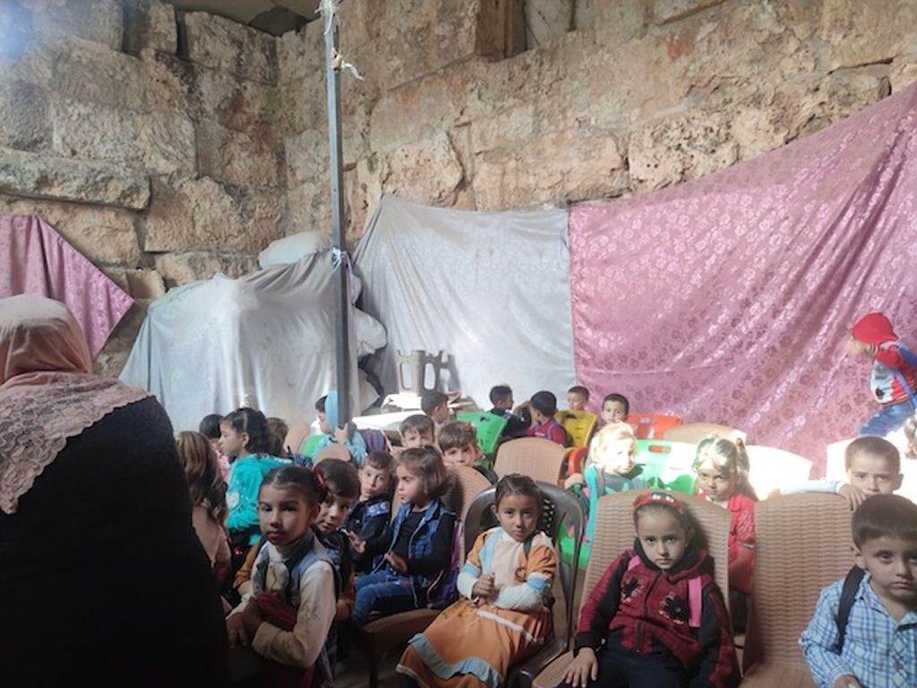 A guerra priva crianças de educação nos campos de deslocados da Síria
