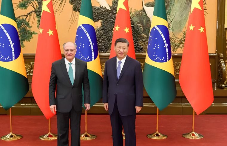 Brasil e China “defendem juntos os interesses dos países em desenvolvimento”, diz XI em encontro com Alckmin
