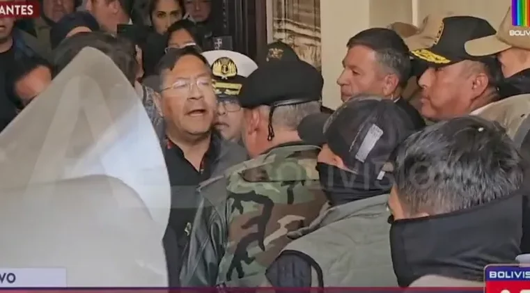 General é preso na Bolívia após tentativa de golpe