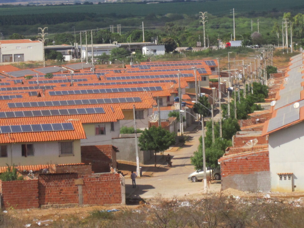 Energia solar vetada como fonte de renda para os pobres no Brasil