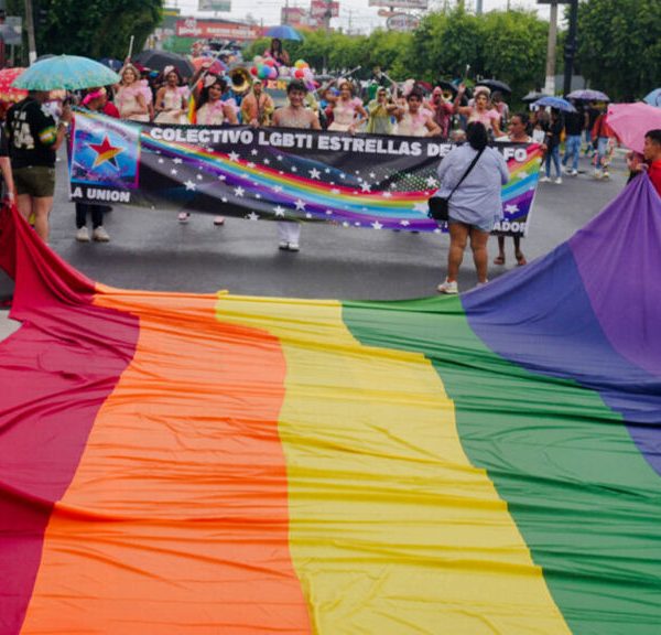 Bukele demoniza a população LGBTQIA+ para justificar demissões em El Salvador 
