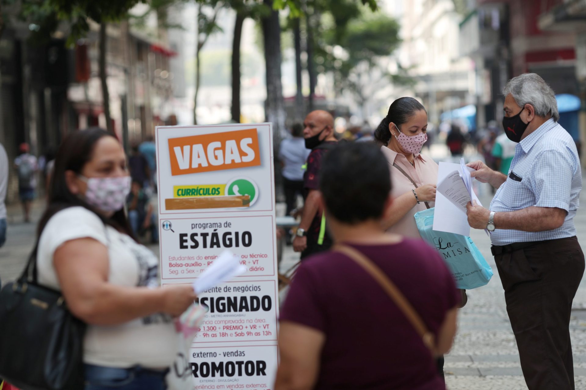 Desemprego cai para 6,9%, menor índice do trimestre desde 2014