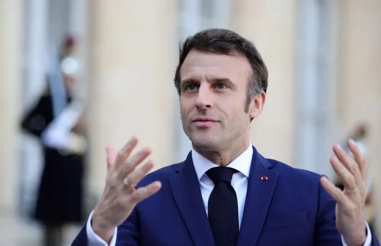 Macron acusado de negar a democracia