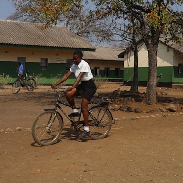 Mobilidade como chave para o futuro: bicicletas garantem educação para meninas no Zimbábue