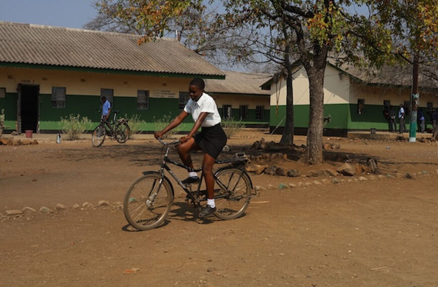 Mobilidade como chave para o futuro: bicicletas garantem educação para meninas no Zimbábue