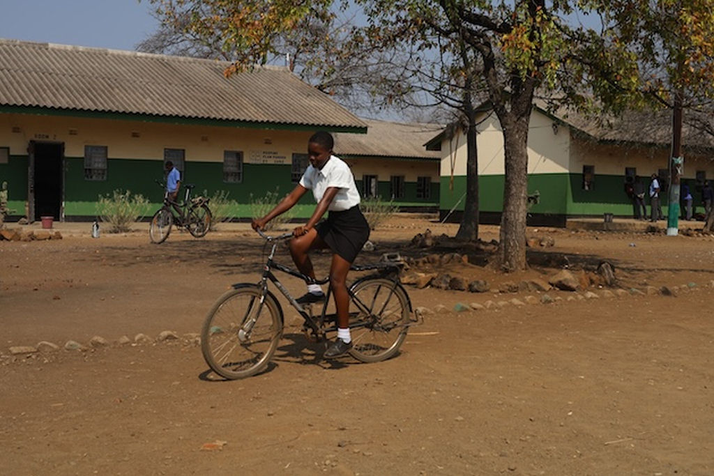 Mobilidade como chave para o futuro: bicicletas garantem educação para meninas no Zimbábue