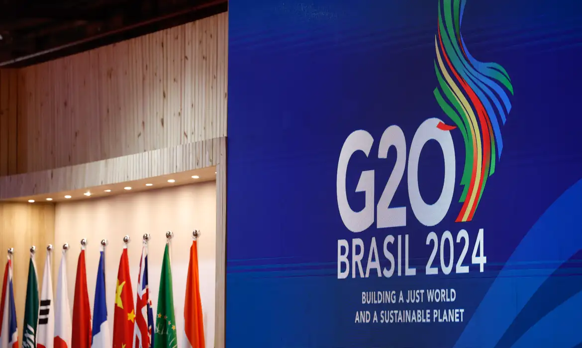 Lula participa do G20 Social; na Câmara, CCJ quer barrar permissão ao aborto